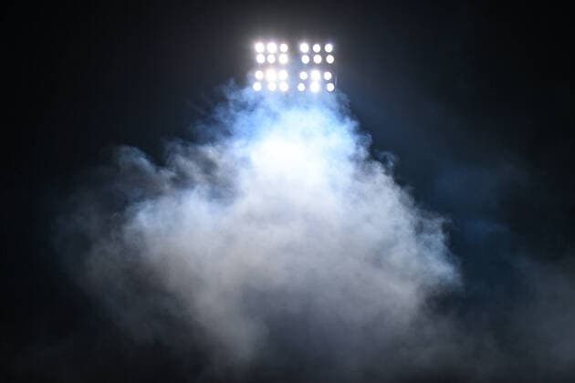 Sport Themen der Woche KW49 Eine große Rauchwolke unter dem Flutlicht von den Nebelbomben und Bengalos der Chemnitzer Fans außerhalb des Stadions, Bengalo, Bengalos, Feuerwerk, flare Fans, Publikum, Zuschauer, Stimmung, Atmosphäre, Stadion, 11.12.2021, Chemnitz (Deutschland), Fussball, Regionalliga Nordost, Chemnitzer FC - SV Babelsberg 03 *** A large cloud of smoke under the floodlights from the smoke bombs and bengalos of the Chemnitz fans outside the stadium, Bengalo, Bengalos, fireworks, flare fans, audience, spectators, mood, atmosphere, stadium, 11 12 2021, Chemnitz Germany , Football, Regionalliga Nordost, Chemnitzer FC SV Babelsberg 03 xslx