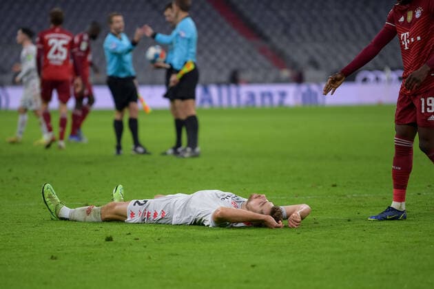 Sport Themen der Woche KW49 Fußball, 1. Bundesliga, 20211211, FC Bayern München - 1. FSV Mainz. Im Bild Alexander HACK (1. FSV Mainz 05, 42) enttäuscht Schlusspfiff. München Allianz Arena Bayern Deutschland *** Football, 1 Bundesliga, 20211211, FC Bayern Munich 1 FSV Mainz Im picture Alexander HACK 1 FSV Mainz 05, 42 disappointed final whistle Munich Allianz Arena Bayern Germany Copyright: Passion2Press MarkusxFischerx