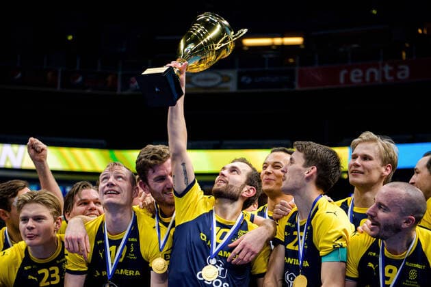 Sport Themen der Woche KW49 Sport Bilder des Tages 211211 Albin Sjögren of Sweden celebrates with the trophy after the Men s World Floorball Championship final between Finland and Sweden on December 11, 2021 in Helsinki. Photo: Johanna Lundberg BILDBYRAN kod JL PW0087 innebandy floorball national team, Nationalteam final sverige sweden finland bbeng vm innebandy-vm World Championship, WM, Weltmeisterschaft vm-guld världsmästare guld jubel *** 211211 Albin Sjögren of Sweden celebrates with the trophy after the Men s World Floorball Championship final between Finland and Sweden on December 11, 2021 in Helsinki Photo Johanna Lundberg BILDBYRAN kod JL PW0087 innebandy floorball national team final sverige sweden finland bbeng vm innebandy vm world championship vm gold world champion gold cheer,  Copyright: JOHANNAxLUNDBERG BB211211JL057