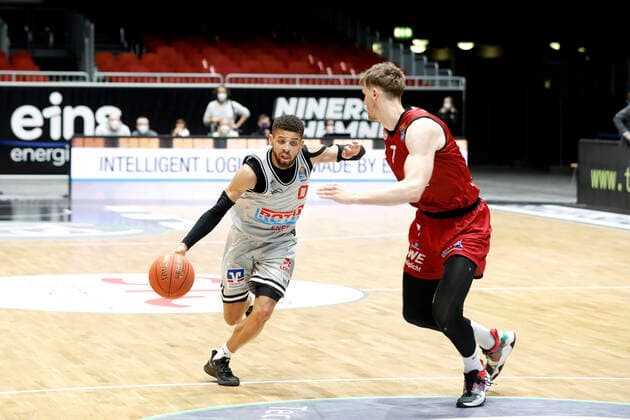 Basketball, BBL, Niners Chemnitz - Gießen 46ers Kendale McCullum, Jobstairs Giessen 46ers, Jonas Richter, Niners Chemnitz Chemnitz Sporthalle am Schlossteich Sachsen Germany