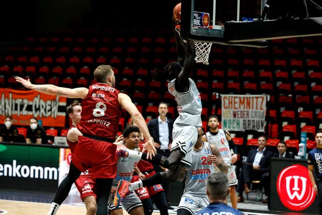 Basketball, BBL, Niners Chemnitz - Gießen 46ers Nuni Omot, Jobstairs Giessen 46ers, Jan Niklas Wimberg, Niners Chemnitz Chemnitz Sporthalle am Schlossteich Sachsen Germany