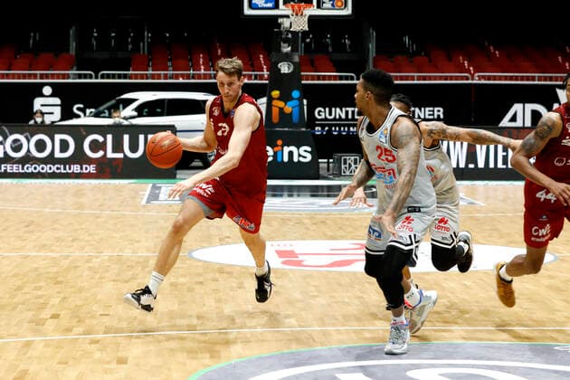 Basketball, BBL, Niners Chemnitz - Gießen 46ers Mindaugas Susinskas, Niners Chemnitz, Phillip Fayne II, Jobstairs Giessen 46ers Chemnitz Sporthalle am Schlossteich Sachsen Germany