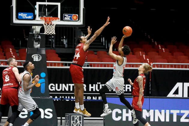 Basketball, BBL, Niners Chemnitz - Gießen 46ers Jalen Tate, Jobstairs Giessen 46ers, Darion Atkins, Niners Chemnitz Chemnitz Sporthalle am Schlossteich Sachsen Germany