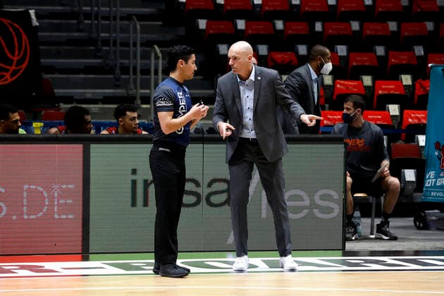 Basketball, BBL, Niners Chemnitz - Gießen 46ers Rodrigo Pastore (Headcoach), Niners Chemnitz im Gespräch mit dem Schiedsrichter Chemnitz Sporthalle am Schlossteich Sachsen Germany