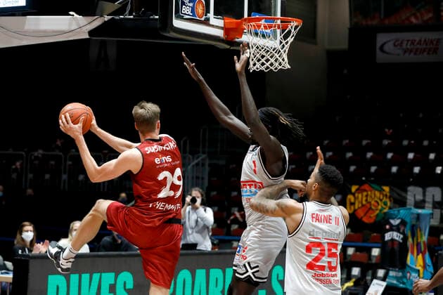 Basketball, BBL, Niners Chemnitz - Gießen 46ers Mindaugas Susinskas, Niners Chemnitz, Nuni Omot, Jobstairs Giessen 46ers Chemnitz Sporthalle am Schlossteich Sachsen Germany