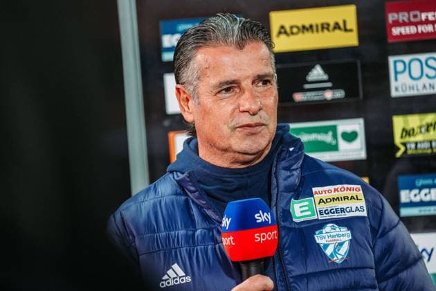 SOCCER - BL, Hartberg vs WAC HARTBERG,AUSTRIA,11.DEC.21 - SOCCER - ADMIRAL Bundesliga, TSV Hartberg vs Wolfsberger AC Image shows head coach Kurt Russ (Hartberg). Keywords: interview.  GEPAxpictures xMichaelxMeindl