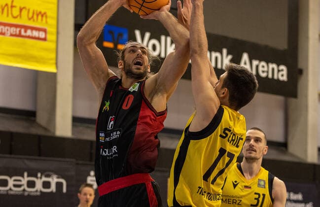 Adam Pechacek (Artland Dragons, 0), Mateo Seric (Tigers Tuebingen, 17)¨¨Tigers Tübingen vs. Artland Dragons, 2. Basketball, Bundesliga, Pro A, Barmer 2 Basketball, Spieltag 13, Spielzeit 2021 2022, 11.12.2021, ¨¨ Tigers Tübingen - Artland Dragons, Basketball, 2. Bundesliga, Barmer 2 Basketball, Spieltag 13, Spielzeit 2021 2022, 11.12.2021 Rottenburg Copyright: xDennisxDuddek xEibnerxPressefotox EP_DDK