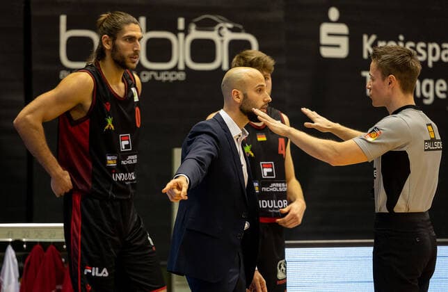 Tuna Isler (Artland Dragons, Head Coach) ¨¨Tigers Tübingen vs. Artland Dragons, 2. Basketball, Bundesliga, Pro A, Barmer 2 Basketball, Spieltag 13, Spielzeit 2021 2022, 11.12.2021, ¨¨ Tigers Tübingen - Artland Dragons, Basketball, 2. Bundesliga, Barmer 2 Basketball, Spieltag 13, Spielzeit 2021 2022, 11.12.2021 Rottenburg Copyright: xDennisxDuddek xEibnerxPressefotox EP_DDK
