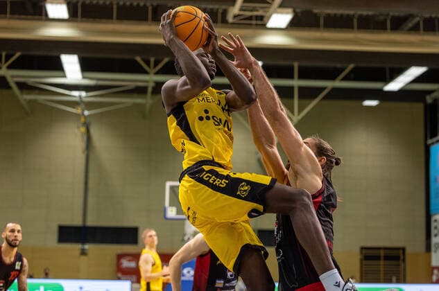 Bakary Dibba (Tigers Tuebingen, 44)¨¨Tigers Tübingen vs. Artland Dragons, 2. Basketball, Bundesliga, Pro A, Barmer 2 Basketball, Spieltag 13, Spielzeit 2021 2022, 11.12.2021, ¨¨ Tigers Tübingen - Artland Dragons, Basketball, 2. Bundesliga, Barmer 2 Basketball, Spieltag 13, Spielzeit 2021 2022, 11.12.2021 Rottenburg Copyright: xDennisxDuddek xEibnerxPressefotox EP_DDK
