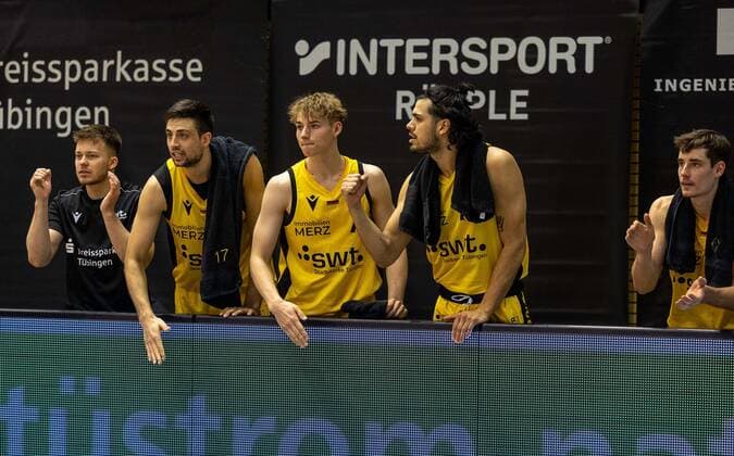 Mateo Seric (Tigers Tuebingen, 17), Timo Lanmueller (Tigers Tuebingen, 7), Erol Ersek (Tigers Tuebingen, 11), Gianni Otto (Tigers Tuebingen, 10)¨¨Tigers Tübingen vs. Artland Dragons, 2. Basketball, Bundesliga, Pro A, Barmer 2 Basketball, Spieltag 13, Spielzeit 2021 2022, 11.12.2021, ¨¨ Tigers Tübingen - Artland Dragons, Basketball, 2. Bundesliga, Barmer 2 Basketball, Spieltag 13, Spielzeit 2021 2022, 11.12.2021 Rottenburg Copyright: xDennisxDuddek xEibnerxPressefotox EP_DDK