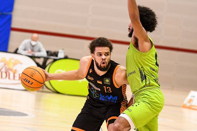 GER, ProA, Team Ehingen Urspring vs RASTA Vechta 11.12.2021, JVG-Halle, Ehingen, GER, ProA, Team Ehingen Urspring vs RASTA Vechta, im Bild Sheldon Eberhardt (Vechta, 13), Tyler Cheese (Ehingen, 4)