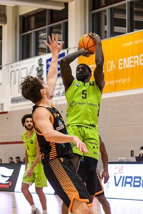 GER, ProA, Team Ehingen Urspring vs RASTA Vechta 11.12.2021, JVG-Halle, Ehingen, GER, ProA, Team Ehingen Urspring vs RASTA Vechta, im Bild Kristofer Krause (Vechta, 36) kann Munis Tutu (Ehingen, 5) nicht am Wurf hindern