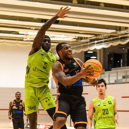 GER, ProA, Team Ehingen Urspring vs RASTA Vechta 11.12.2021, JVG-Halle, Ehingen, GER, ProA, Team Ehingen Urspring vs RASTA Vechta, im Bild James Washington (Vechta, 15) setzt sich gegen Munis Tutu (Ehingen, 5) durch, Takiula Fahrensohn (Ehingen, 20)