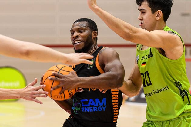 GER, ProA, Team Ehingen Urspring vs RASTA Vechta 11.12.2021, JVG-Halle, Ehingen, GER, ProA, Team Ehingen Urspring vs RASTA Vechta, im Bild James Washington (Vechta, 15) mit energischem Einsatz gegen Takiula Fahrensohn (Ehingen, 20)