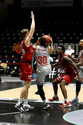 11.12.2021, 2. Toyota Damen Basketball Bundesliga Nord, DBBL, Saison 2021 2022, Damen, Chemcats Chemnitz - BG 89 AVIDES Hurricanes T. J. Williams, Jobstairs Giessen 46ers Chemnitz Sporthalle am Schlossteich Sachsen Germany