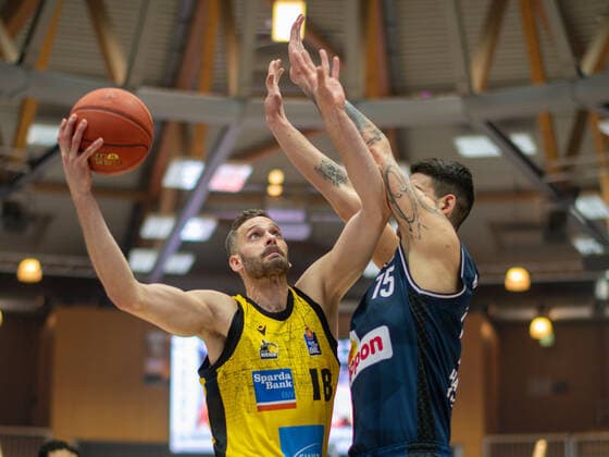 Jonas Wahlfarth-Bottermann (MHP Riesen Ludwigsburg, 18), Bogdan Radosavljievic (Harko Merlins Crailsheim, 15), GER, Hakro Merlins Crailsheim vs. MHP Riesen Ludwigsburg, Basketball, Bundesliga, easycredit, 10. Spieltag, Spielzeit 2021 2022, 11.12.2021, GER, Hakro Merlins Crailsheim vs. MHP Riesen Ludwigsburg, Basketball, Bundesliga, easycredit, 10. Spieltag, Spielzeit 2021 2022, 11.12.2021 Ludwigsburg Copyright: xEibner-Pressefoto SaschaxWaltherx EP_EER