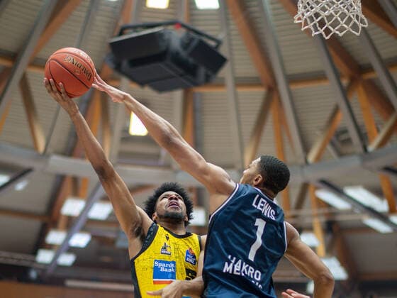 Justin Simon (MHP Riesen Ludwigsburg, 05), Jaren Lewis (Harko Merlins Crailsheim, 01), GER, Hakro Merlins Crailsheim vs. MHP Riesen Ludwigsburg, Basketball, Bundesliga, easycredit, 10. Spieltag, Spielzeit 2021 2022, 11.12.2021, GER, Hakro Merlins Crailsheim vs. MHP Riesen Ludwigsburg, Basketball, Bundesliga, easycredit, 10. Spieltag, Spielzeit 2021 2022, 11.12.2021 Ludwigsburg Copyright: xEibner-Pressefoto SaschaxWaltherx EP_EER
