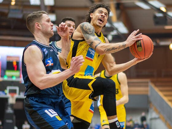 Sport Bilder des Tages Fabian Bleck (Harko Merlins Crailsheim, 09), Jonah Radebaugh (MHP Riesen Ludwigsburg, 12), GER, Hakro Merlins Crailsheim vs. MHP Riesen Ludwigsburg, Basketball, Bundesliga, easycredit, 10. Spieltag, Spielzeit 2021 2022, 11.12.2021, GER, Hakro Merlins Crailsheim vs. MHP Riesen Ludwigsburg, Basketball, Bundesliga, easycredit, 10. Spieltag, Spielzeit 2021 2022, 11.12.2021 Ludwigsburg Copyright: xEibner-Pressefoto SaschaxWaltherx EP_EER