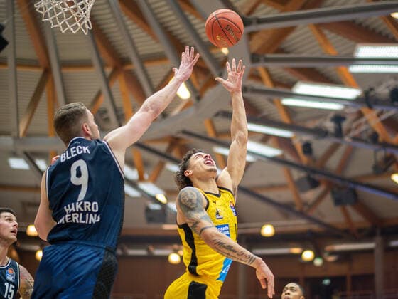 Sport Bilder des Tages Fabian Bleck (Harko Merlins Crailsheim, 09), Jonah Radebaugh (MHP Riesen Ludwigsburg, 12), GER, Hakro Merlins Crailsheim vs. MHP Riesen Ludwigsburg, Basketball, Bundesliga, easycredit, 10. Spieltag, Spielzeit 2021 2022, 11.12.2021, GER, Hakro Merlins Crailsheim vs. MHP Riesen Ludwigsburg, Basketball, Bundesliga, easycredit, 10. Spieltag, Spielzeit 2021 2022, 11.12.2021 Ludwigsburg Copyright: xEibner-Pressefoto SaschaxWaltherx EP_EER