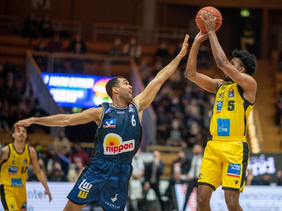 Elias Lasisi (Harko Merlins Crailsheim, 06), Justin Simon (MHP Riesen Ludwigsburg, 05), GER, Hakro Merlins Crailsheim vs. MHP Riesen Ludwigsburg, Basketball, Bundesliga, easycredit, 10. Spieltag, Spielzeit 2021 2022, 11.12.2021, GER, Hakro Merlins Crailsheim vs. MHP Riesen Ludwigsburg, Basketball, Bundesliga, easycredit, 10. Spieltag, Spielzeit 2021 2022, 11.12.2021 Ludwigsburg Copyright: xEibner-Pressefoto SaschaxWaltherx EP_EER