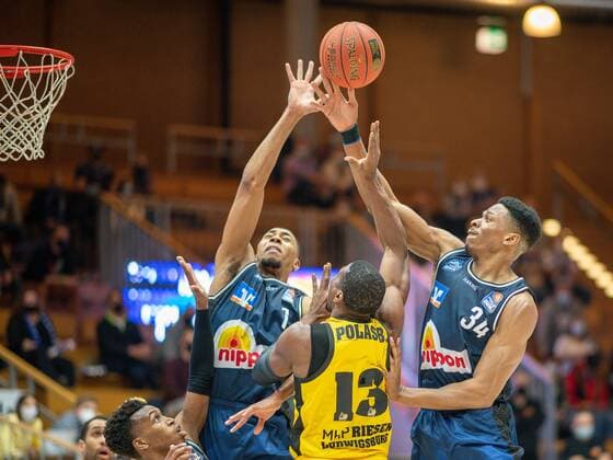Jaren Lewis (Harko Merlins Crailsheim, 01), Yorman Polas Bartolo (MHP Riesen Ludwigsburg, 13), Richmond Aririguzoh (Harko Merlins Crailsheim, 34), GER, Hakro Merlins Crailsheim vs. MHP Riesen Ludwigsburg, Basketball, Bundesliga, easycredit, 10. Spieltag, Spielzeit 2021 2022, 11.12.2021, GER, Hakro Merlins Crailsheim vs. MHP Riesen Ludwigsburg, Basketball, Bundesliga, easycredit, 10. Spieltag, Spielzeit 2021 2022, 11.12.2021 Ludwigsburg Copyright: xEibner-Pressefoto SaschaxWaltherx EP_EER