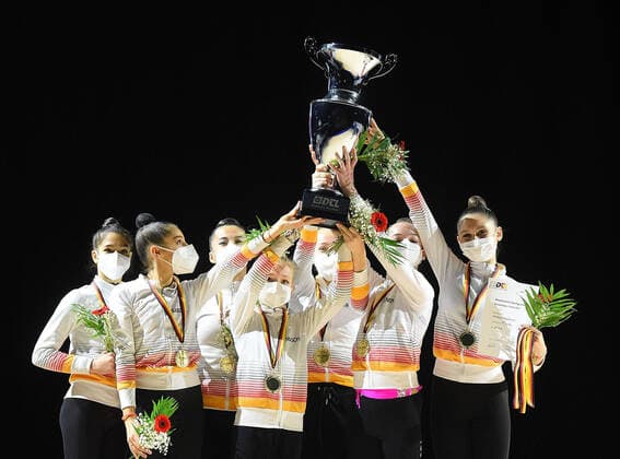 Bilder des Jahres 2021, Sport 12 Dezember Sport Themen der Woche KW49 Sport Bilder des Tages 11.12.2021, xhbx, Rhythmische Sportgymnastik Deutsche Turnliga DTL Finale 2021, emspor, v.l. Siegerehrung Team , Mannschaft TSV Bayyer 04 Leverkusen (DFL DFB REGULATIONS PROHIBIT ANY USE OF PHOTOGRAPHS as IMAGE SEQUENCES and or QUASI-VIDEO) Bremen *** 11 12 2021, xhbx, Rhythmic Gymnastics German Gymnastics League DTL Final 2021, emspor, v l Award Ceremony Team , Team TSV Bayyer 04 Leverkusen DFL DFB REGULATIONS PROHIBIT ANY USE OF PHOTOGRAPHS as IMAGE SEQUENCES and or QUASI VIDEO Bremen