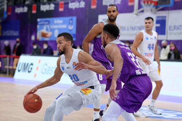 Jamel Morris (Mitteldeutscher BC) (am Ball), Stephen Brown Jr. (BG Goettingen) (R) , Basketball, Bundesliga, BBL, BG Goettingen - Syntainics MBC, 11.12.2021, BG Goettingen - Mitteldeutscher BC, Basketball, Bundesliga, GER, BBL, 11.12.2021 Goettingen Copyright: xEibner-Pressefotox-xRolandxSippelx