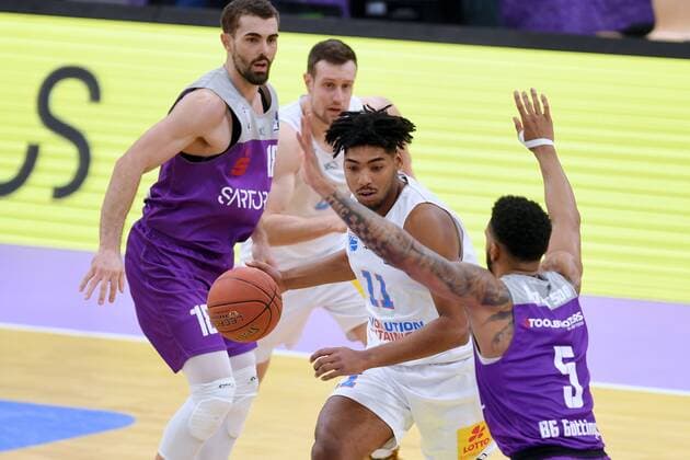 Kostja Mushidi (Mitteldeutscher BC) (am Ball), Jeff Roberson (BG Goettingen) (vorne), Harper Kamp (BG Goettingen) (L, hinten) , Basketball, Bundesliga, BBL, BG Goettingen - Syntainics MBC, 11.12.2021, BG Goettingen - Mitteldeutscher BC, Basketball, Bundesliga, GER, BBL, 11.12.2021 Goettingen Copyright: xEibner-Pressefotox-xRolandxSippelx