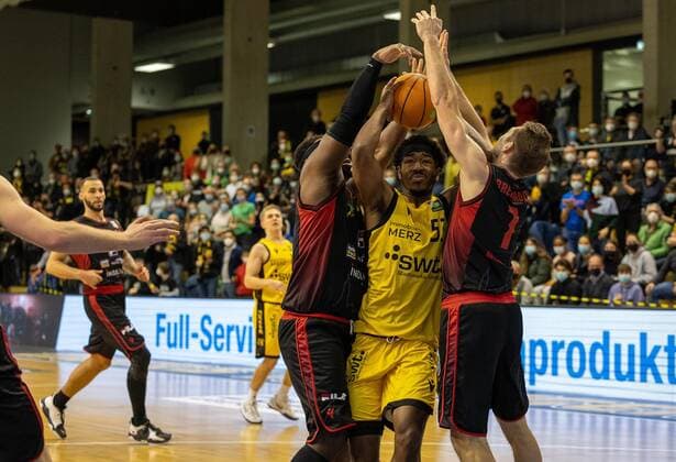 Isaiah Crawley (Tigers Tuebingen, 53) ¨¨Tigers Tübingen vs. Artland Dragons, 2. Basketball, Bundesliga, Pro A, Barmer 2 Basketball, Spieltag 13, Spielzeit 2021 2022, 11.12.2021, ¨¨ Tigers Tübingen - Artland Dragons, Basketball, 2. Bundesliga, Barmer 2 Basketball, Spieltag 13, Spielzeit 2021 2022, 11.12.2021 Rottenburg Copyright: xDennisxDuddek xEibnerxPressefotox EP_DDK