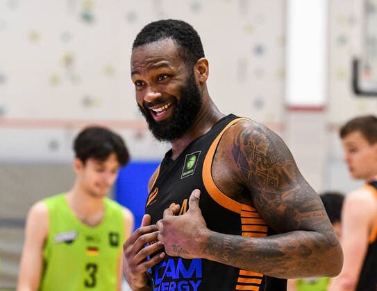 GER, ProA, Team Ehingen Urspring vs RASTA Vechta 11.12.2021, JVG-Halle, Ehingen, GER, ProA, Team Ehingen Urspring vs RASTA Vechta, im Bild Devin Searcy (Vechta, 34)