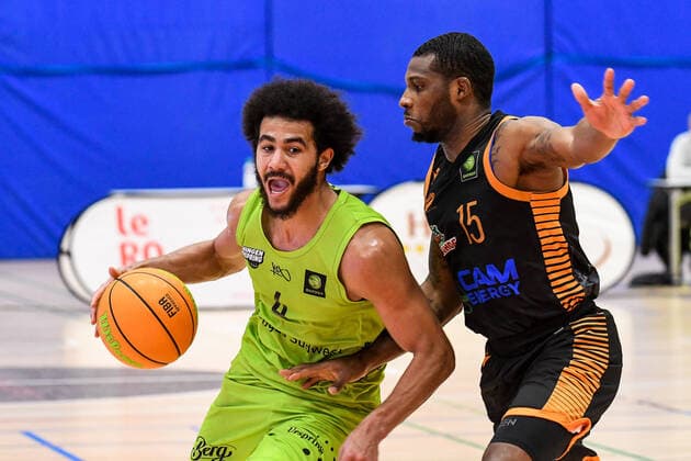 GER, ProA, Team Ehingen Urspring vs RASTA Vechta 11.12.2021, JVG-Halle, Ehingen, GER, ProA, Team Ehingen Urspring vs RASTA Vechta, im Bild Tyler Cheese (Ehingen, 4), James Washington (Vechta, 15)