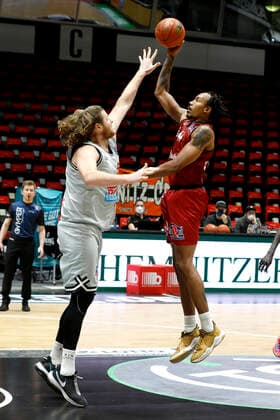11.12.2021, easyCredit Basketball Bundesliga, BBL, Saison 2021 2022, Herren, Chemnitz Niners - Jobstairs Giessen 46ers Darion Atkins, Niners Chemnitz, John Bryant, Jobstairs Giessen 46ers Chemnitz Messe Chemnitz Sachsen Germany