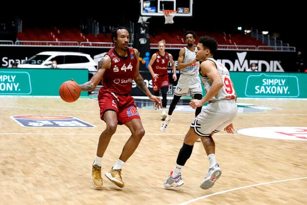 11.12.2021, easyCredit Basketball Bundesliga, BBL, Saison 2021 2022, Herren, Chemnitz Niners - Jobstairs Giessen 46ers Darion Atkins, Niners Chemnitz, Maximilian Begue, Jobstairs Giessen 46ers Chemnitz Messe Chemnitz Sachsen Germany