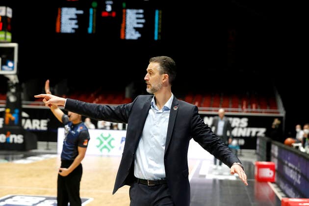 11.12.2021, easyCredit Basketball Bundesliga, BBL, Saison 2021 2022, Herren, Chemnitz Niners - Jobstairs Giessen 46ers Pete Strobl (Head-Coach), Jobstairs Giessen 46ers Chemnitz Messe Chemnitz Sachsen Germany