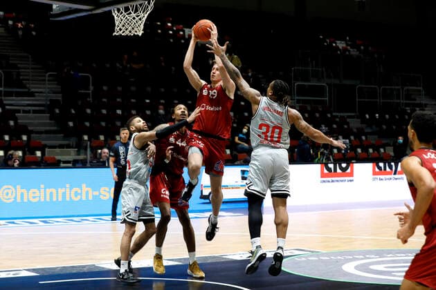 11.12.2021, easyCredit Basketball Bundesliga, BBL, Saison 2021 2022, Herren, Chemnitz Niners - Jobstairs Giessen 46ers Mindaugas Susinskas, Niners Chemnitz, T. J. Williams, Jobstairs Giessen 46ers Chemnitz Messe Chemnitz Sachsen Germany