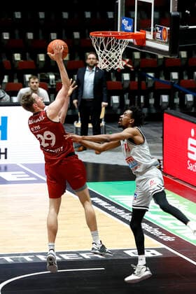 11.12.2021, easyCredit Basketball Bundesliga, BBL, Saison 2021 2022, Herren, Chemnitz Niners - Jobstairs Giessen 46ers Mindaugas Susinskas, Niners Chemnitz, Jalen Tate, Jobstairs Giessen 46ers Chemnitz Messe Chemnitz Sachsen Germany