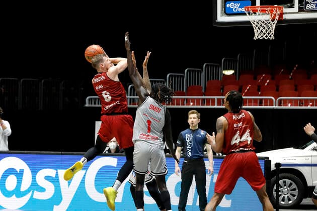 11.12.2021, easyCredit Basketball Bundesliga, BBL, Saison 2021 2022, Herren, Chemnitz Niners - Jobstairs Giessen 46ers Jan Niklas Wimberg, Niners Chemnitz, Nuni Omot, Jobstairs Giessen 46ers Chemnitz Messe Chemnitz Sachsen Germany