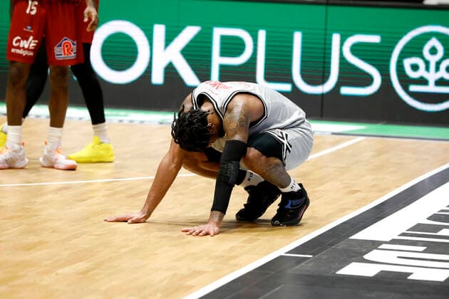 11.12.2021, easyCredit Basketball Bundesliga, BBL, Saison 2021 2022, Herren, Chemnitz Niners - Jobstairs Giessen 46ers Brayon Blake, Jobstairs Giessen 46ers erschöpft am Boden Chemnitz Messe Chemnitz Sachsen Germany