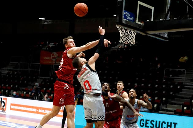 11.12.2021, easyCredit Basketball Bundesliga, BBL, Saison 2021 2022, Herren, Chemnitz Niners - Jobstairs Giessen 46ers Mindaugas Susinskas, Niners Chemnitz, Kendale McCullum, Jobstairs Giessen 46ers Chemnitz Messe Chemnitz Sachsen Germany