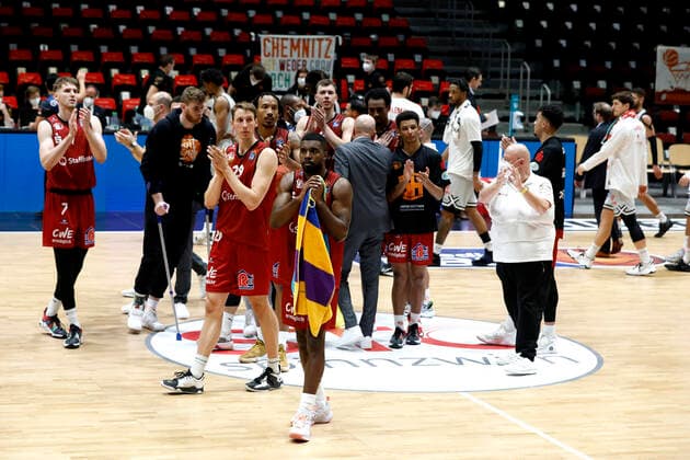 11.12.2021, easyCredit Basketball Bundesliga, BBL, Saison 2021 2022, Herren, Chemnitz Niners - Jobstairs Giessen 46ers Frantz Massenat, Niners Chemnitz, Mindaugas Susinskas, Niners Chemnitz beim Jubeln Chemnitz Messe Chemnitz Sachsen Germany