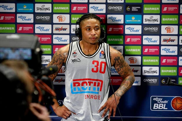 11.12.2021, easyCredit Basketball Bundesliga, BBL, Saison 2021 2022, Herren, Chemnitz Niners - Jobstairs Giessen 46ers T. J. Williams, Jobstairs Giessen 46ers beim Interview Chemnitz Messe Chemnitz Sachsen Germany