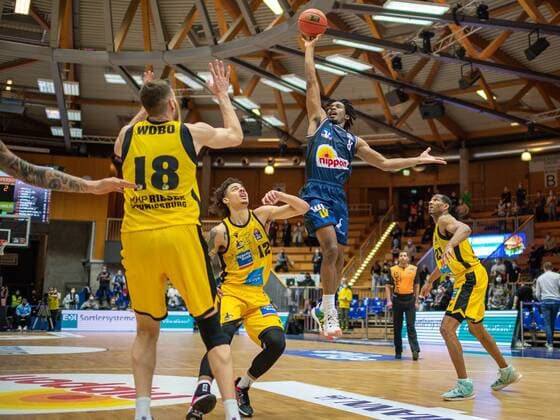 Jonas Wahlfarth-Bottermann (MHP Riesen Ludwigsburg, 18), Jonah Radebaugh (MHP Riesen Ludwigsburg, 12), Terrell Harris (Harko Merlins Crailsheim, 08), GER, Hakro Merlins Crailsheim vs. MHP Riesen Ludwigsburg, Basketball, Bundesliga, easycredit, 10. Spieltag, Spielzeit 2021 2022, 11.12.2021, GER, Hakro Merlins Crailsheim vs. MHP Riesen Ludwigsburg, Basketball, Bundesliga, easycredit, 10. Spieltag, Spielzeit 2021 2022, 11.12.2021 Ludwigsburg Copyright: xEibner-Pressefoto SaschaxWaltherx EP_EER