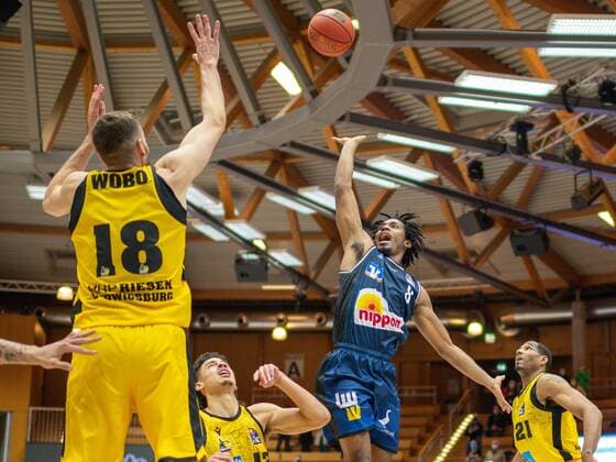 Jonas Wahlfarth-Bottermann (MHP Riesen Ludwigsburg, 18), Jonah Radebaugh (MHP Riesen Ludwigsburg, 12), Terrell Harris (Harko Merlins Crailsheim, 08), GER, Hakro Merlins Crailsheim vs. MHP Riesen Ludwigsburg, Basketball, Bundesliga, easycredit, 10. Spieltag, Spielzeit 2021 2022, 11.12.2021, GER, Hakro Merlins Crailsheim vs. MHP Riesen Ludwigsburg, Basketball, Bundesliga, easycredit, 10. Spieltag, Spielzeit 2021 2022, 11.12.2021 Ludwigsburg Copyright: xEibner-Pressefoto SaschaxWaltherx EP_EER