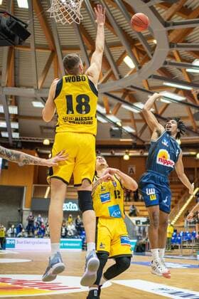 Jonas Wahlfarth-Bottermann (MHP Riesen Ludwigsburg, 18), Jonah Radebaugh (MHP Riesen Ludwigsburg, 12), Terrell Harris (Harko Merlins Crailsheim, 08), GER, Hakro Merlins Crailsheim vs. MHP Riesen Ludwigsburg, Basketball, Bundesliga, easycredit, 10. Spieltag, Spielzeit 2021 2022, 11.12.2021, GER, Hakro Merlins Crailsheim vs. MHP Riesen Ludwigsburg, Basketball, Bundesliga, easycredit, 10. Spieltag, Spielzeit 2021 2022, 11.12.2021 Ludwigsburg Copyright: xEibner-Pressefoto SaschaxWaltherx EP_EER
