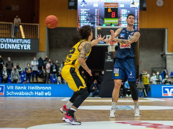 Jonah Radebaugh (MHP Riesen Ludwigsburg, 12), Bogdan Radosavljievic (Harko Merlins Crailsheim, 15), GER, Hakro Merlins Crailsheim vs. MHP Riesen Ludwigsburg, Basketball, Bundesliga, easycredit, 10. Spieltag, Spielzeit 2021 2022, 11.12.2021, GER, Hakro Merlins Crailsheim vs. MHP Riesen Ludwigsburg, Basketball, Bundesliga, easycredit, 10. Spieltag, Spielzeit 2021 2022, 11.12.2021 Ludwigsburg Copyright: xEibner-Pressefoto SaschaxWaltherx EP_EER