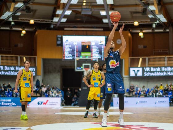 Jaren Lewis (Harko Merlins Crailsheim, 01), GER, Hakro Merlins Crailsheim vs. MHP Riesen Ludwigsburg, Basketball, Bundesliga, easycredit, 10. Spieltag, Spielzeit 2021 2022, 11.12.2021, GER, Hakro Merlins Crailsheim vs. MHP Riesen Ludwigsburg, Basketball, Bundesliga, easycredit, 10. Spieltag, Spielzeit 2021 2022, 11.12.2021 Ludwigsburg Copyright: xEibner-Pressefoto SaschaxWaltherx EP_EER