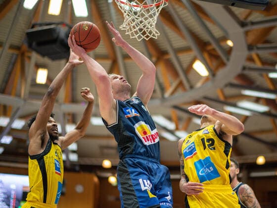 Justin Simon (MHP Riesen Ludwigsburg, 05), Fabian Bleck (Harko Merlins Crailsheim, 09), Jonah Radebaugh (MHP Riesen Ludwigsburg, 12), GER, Hakro Merlins Crailsheim vs. MHP Riesen Ludwigsburg, Basketball, Bundesliga, easycredit, 10. Spieltag, Spielzeit 2021 2022, 11.12.2021, GER, Hakro Merlins Crailsheim vs. MHP Riesen Ludwigsburg, Basketball, Bundesliga, easycredit, 10. Spieltag, Spielzeit 2021 2022, 11.12.2021 Ludwigsburg Copyright: xEibner-Pressefoto SaschaxWaltherx EP_EER