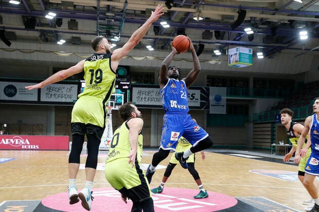 10. Spieltag der easyCredit BBL Basketball Bundesliga in der Oberfrankenhalle in Bayreuth Saison 2021-2022 Medi Bayreuth gegen Fraport Skyliners Frankfurt Martynas Sajus ( Medi Bayreuth) -19- links Will Cherry (Fraport Skyliners Frankfurt ) -29- rechts