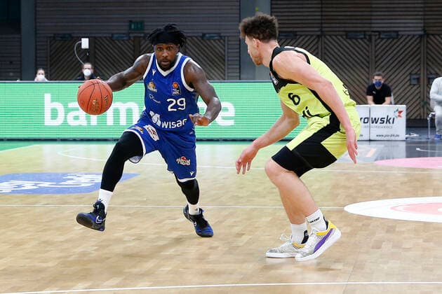 10. Spieltag der easyCredit BBL Basketball Bundesliga in der Oberfrankenhalle in Bayreuth Saison 2021-2022 Medi Bayreuth gegen Fraport Skyliners Frankfurt Kevin Wohlrath ( Medi Bayreuth) -6- rechts Will Cherry (Fraport Skyliners Frankfurt ) -29- links