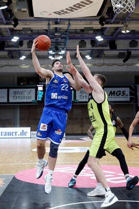 10. Spieltag der easyCredit BBL Basketball Bundesliga in der Oberfrankenhalle in Bayreuth Saison 2021-2022 Medi Bayreuth gegen Fraport Skyliners Frankfurt Moritz Sanders ( Medi Bayreuth) -14- rechts Brooks DeBisschop (Fraport Skyliners Frankfurt ) -22- links